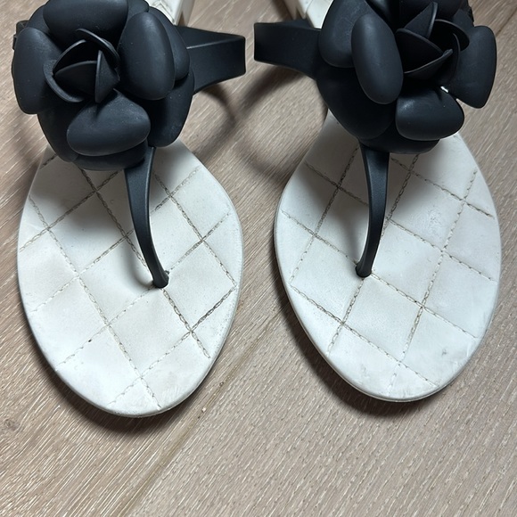 Chanel Camelia Thong Sandals in Black and White, Size EU 40 - Picture 4 of 9